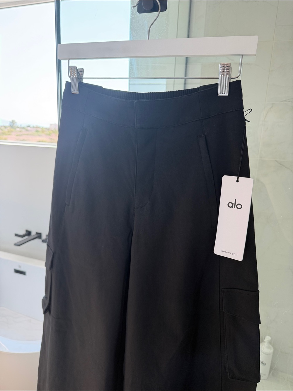 Alo Show Off Cargo Wide Leg Trouser (Long) - Black - Small - Picture 10 of 11